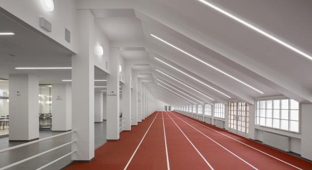 Kuva: Olympiastadionin 55 metrin sisäjuoksurata A-suora kuvattuna edestä