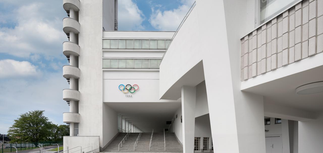 Olympiastadionin torni ja renkaat stadionin pääsisäänkäynniltä katsottuna.