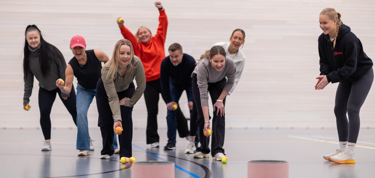 Ryhmä liikuntasalissa 