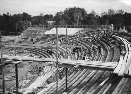 Kuva vanhoista stadionin penkeistä rakennusvaiheessa