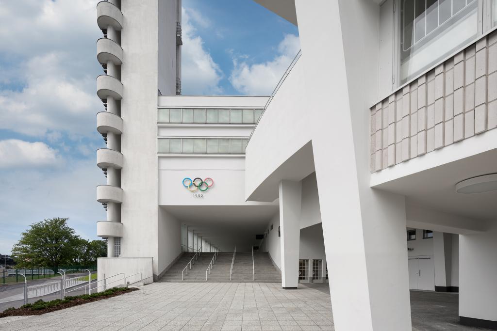 Olympiastadionin torni ja renkaat stadionin pääsisäänkäynniltä katsottuna.